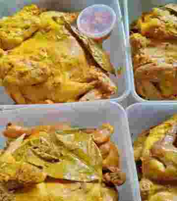 Dada ayam ungkep bumbu kuning