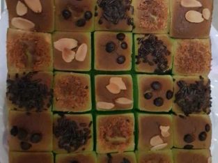 Bolu Tape Pandan menggunakan topping kacang almond, ceres, keju, dan chocolate chips.